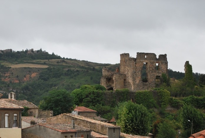Vue opposée depuis le nouveau cimetière sur le château de Coustaussa et Rennes-le-Château dans le lointain