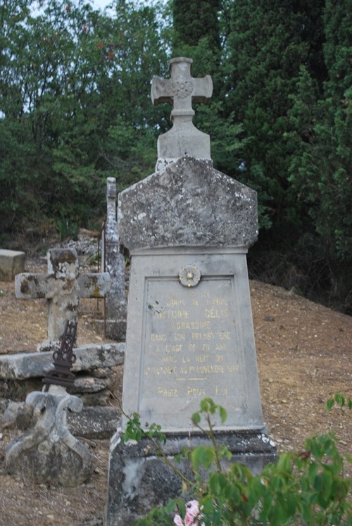 La tombe de l'abbé Gélis, curé de Coustaussa, assassiné en 1898 ; l'assassin n'a jamais été arrêté !