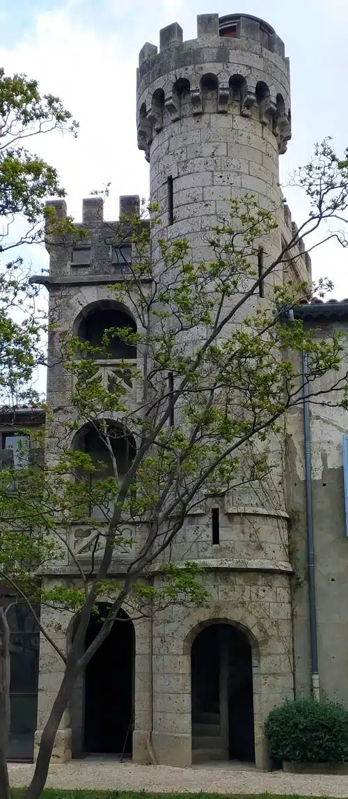 Photos d'une tour ressemblant à la tour Magdala de Rennes-le-Château