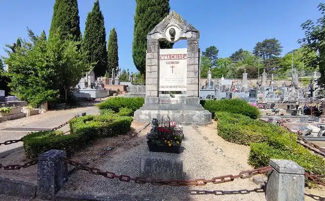 Tombe d'Emma Calvé dans le cimetière de Millau dans l'Aveyron