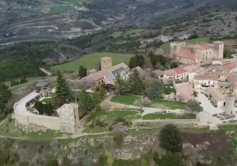 Village de Rennes-le-Château et livres de librairie La Rose Rouge
