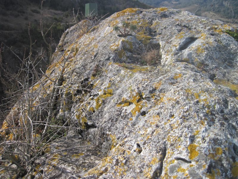 News : fauteuil ou banquette près des ruines du château de Laroque-de-Fa !