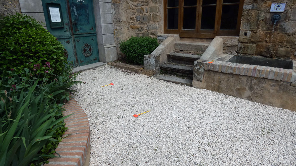 Relevés devant la porte du cimetière, la porte de l'ancienne citerne dont Bérenger Saunière avait interdit l'accès lors d'un incendie dans le village...