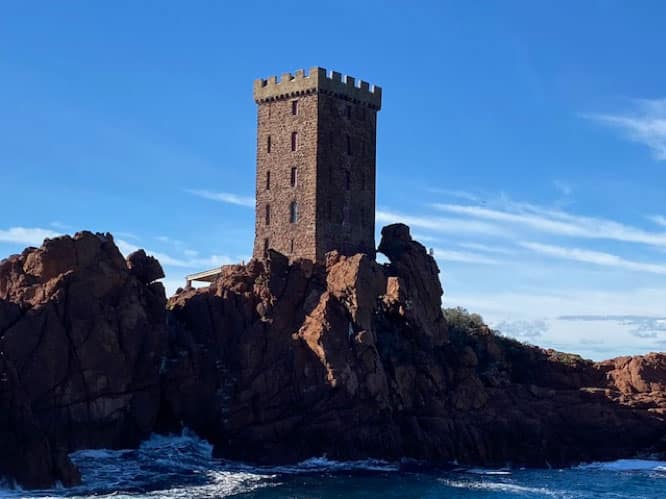 News : L’Ile d’Or – La Tour et son « rocher gardien »