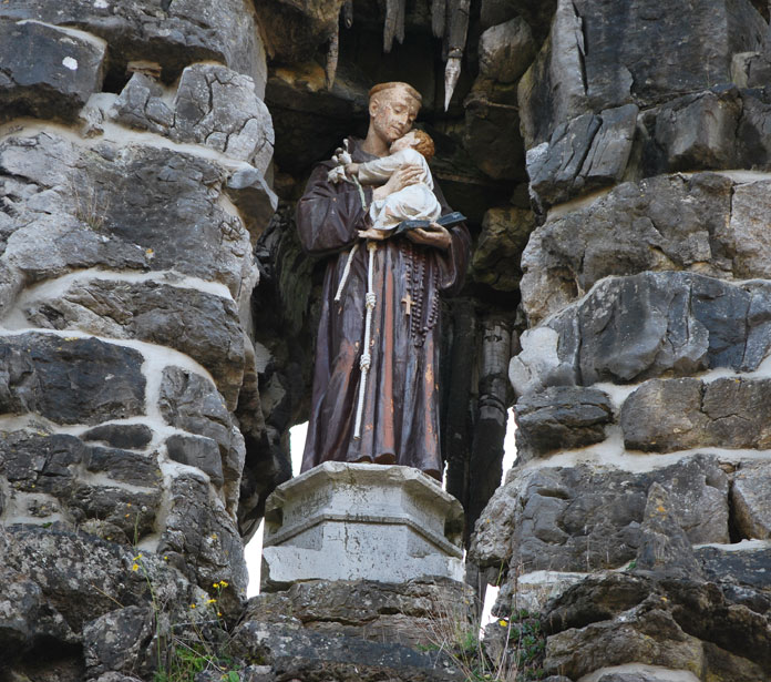 Saint Antoine de Padoue surveille sa grotte à Crupet