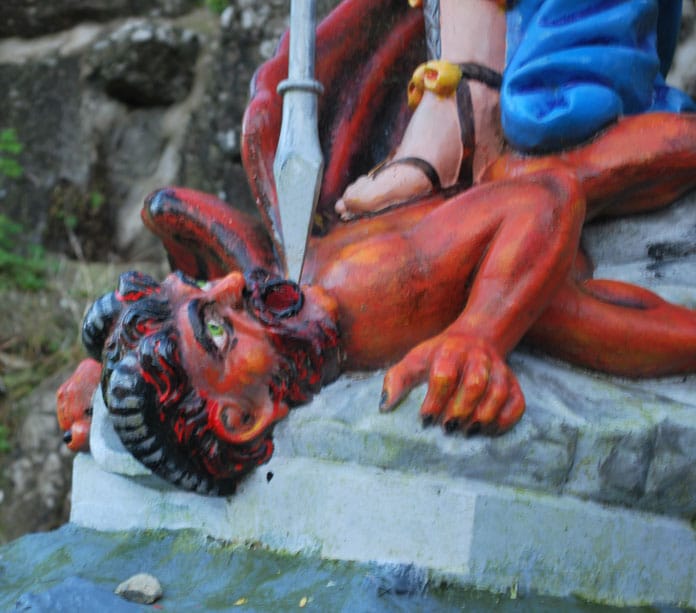 Saint Michel terrasse un diable humain... dans la grotte de Crupet