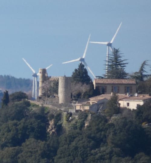 Les pales des éoliennes brassent l'air de la tour Magdala