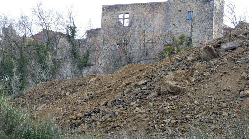 News : des tonnes de gravats sur le parking du village de Rennes-le-Château