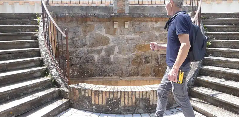 Un des souterrains arrive devant le belvédère du domaine de l'abbé Saunière à Rennes-le-Château