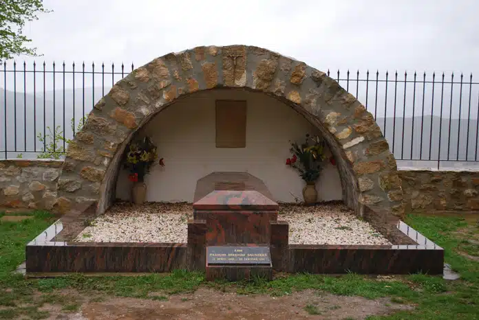 News : Tombe déplacée de Bérenger Saunière dans le domaine de Rennes-le-Château, photographie de 2009