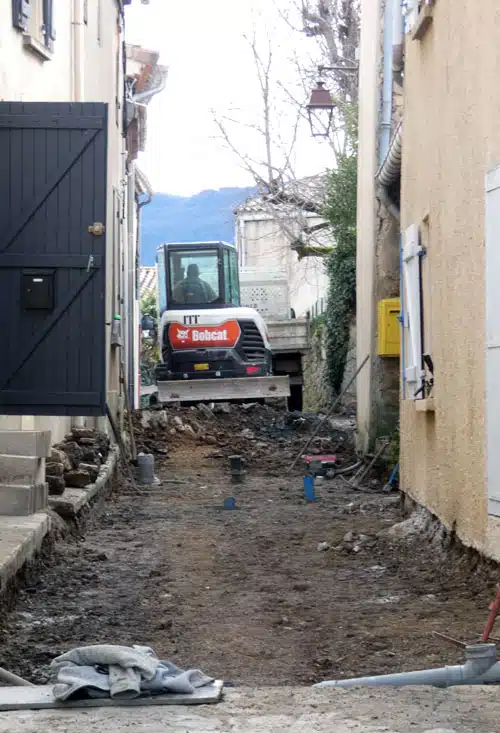 Souterrains de Rennes-le-Château : la rue des marronniers en travaux...