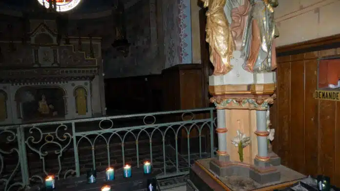 Le souterrain passe à gauche de la statue de saint Antoine de Padoue dans l'église de Rennes-le-Château