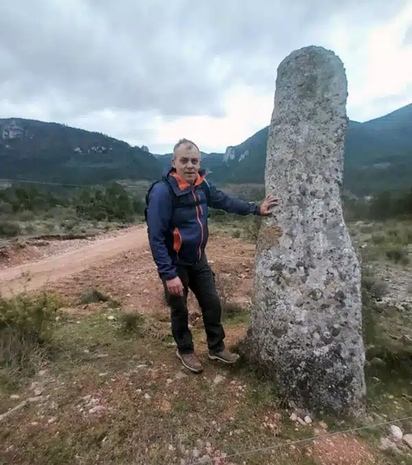 Baptiste Six, secrétaire de Terre de Rhedae, à côté du menhir des Pontils.