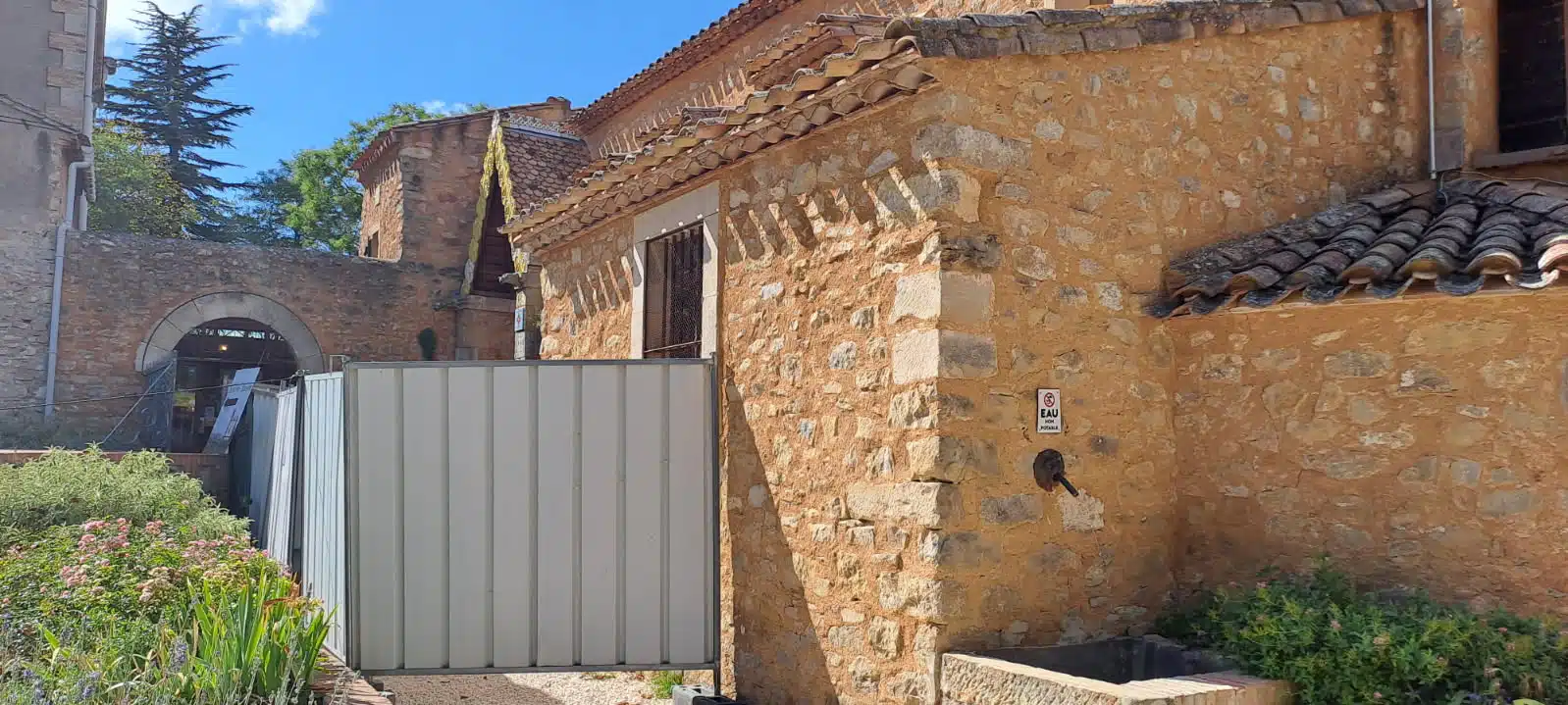 News : palissade dans le jardin du calvaire