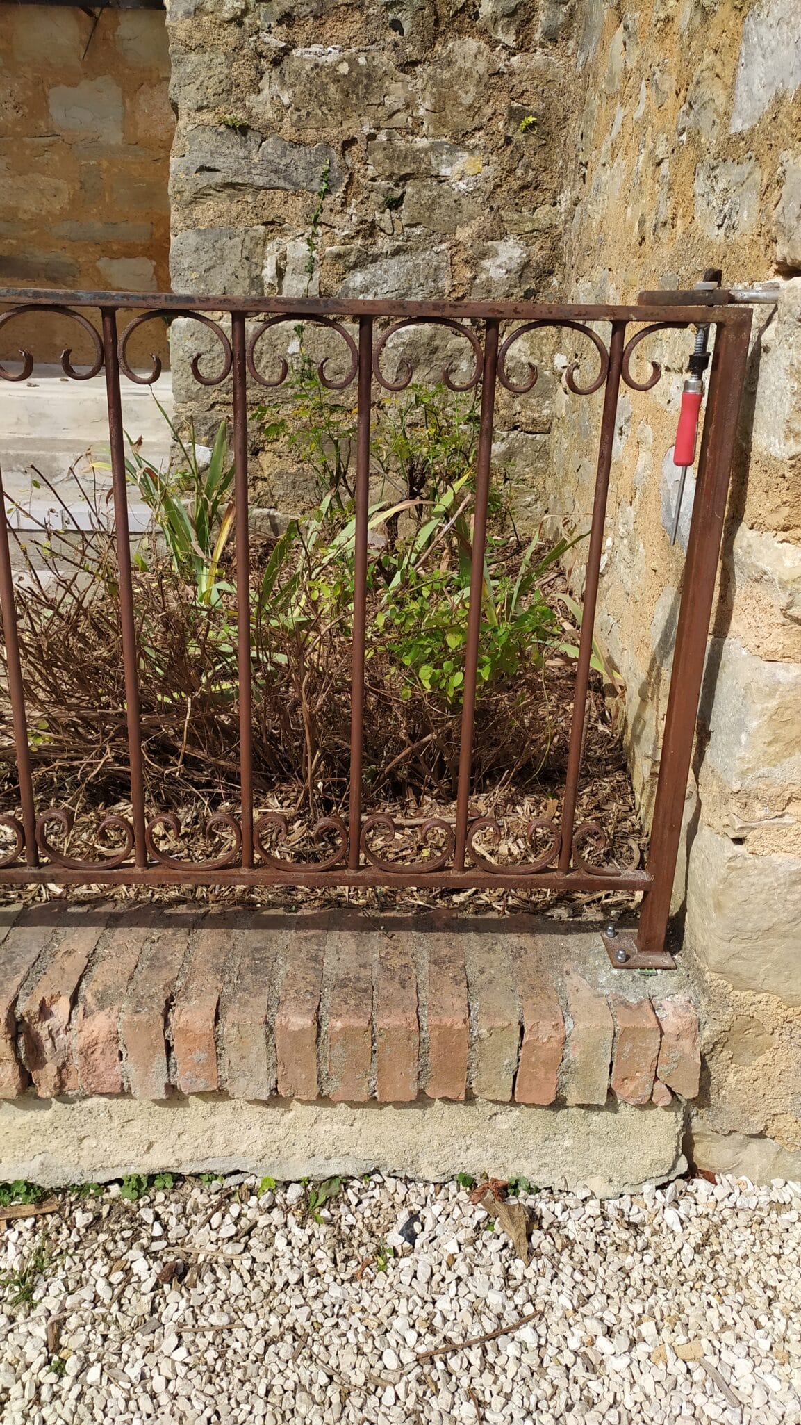 Carottages contre la sacristie de l'église de Rennes-le-Château