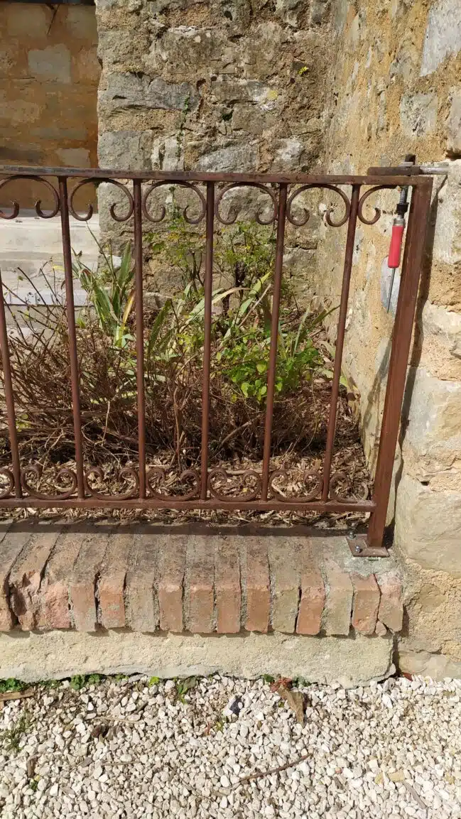 Carottages contre la sacristie de l'église de Rennes-le-Château