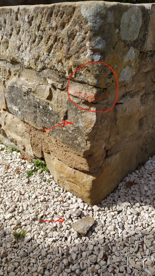 Traces de carottages contre la pièce secrète de l'église de Rennes-le-Château