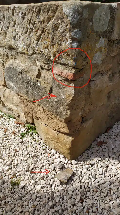 Traces de carottages contre la pièce secrète de l'église de Rennes-le-Château
