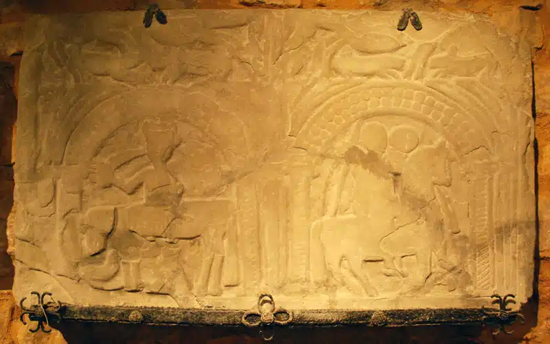 Dalle des chevaliers d'origine carolingienne trouvée à Rennes-le-Château