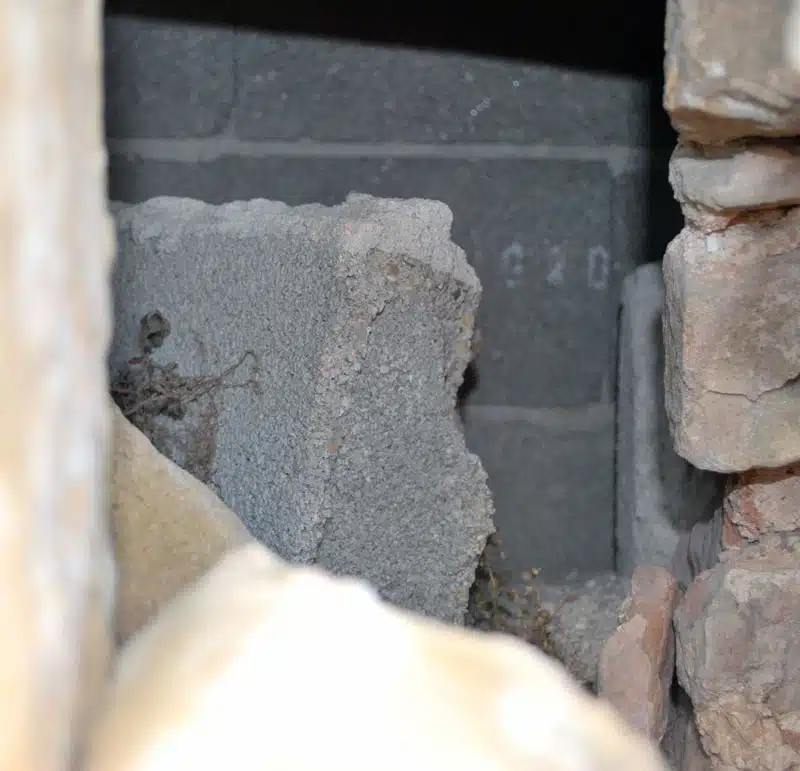Trou dans le clocher du côté du cimetière de Rennes-le-Château