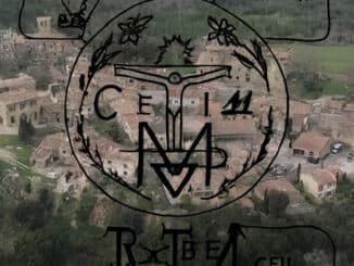 En fond une partie du village de Rennes-le-Château, à l'avant-plan : la Pierre de Coumesourde, le Monogramme de Frédéric III et l'Hostie de Vintras - Johan Netchacovitch ©